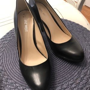 NINE WEST Black Leather Pumps